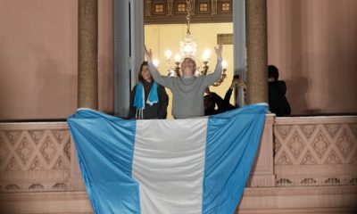 Macri junto a su esposa en el balcón de la Casa Rosada saludando a las personas en Plaza de Mayo Fuente: LA NACION - Crédito: Hernán Zenteno