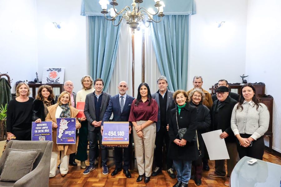 Avanza «Ficha Limpia»: entregaron casi 500 mil firmas en el Senado para exigir transparencia en la función pública