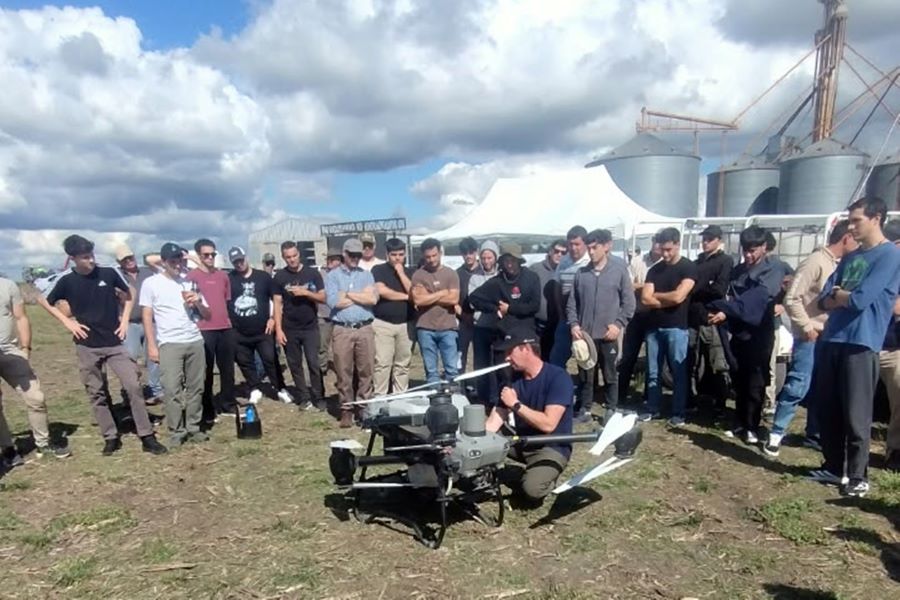 Innovación y seguridad en el campo: Lucas González fue sede de la capacitación final para operarios de drones agrícolas